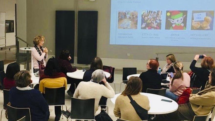 Grup de mestres en una aula a Finlàndia