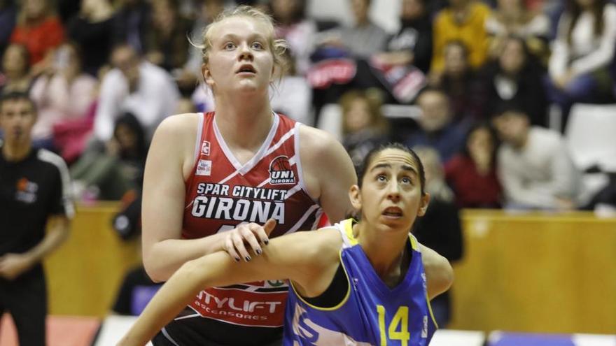 Geo Bahí defensant Reisingerova en un partit entre el Cadí La Seu i l&#039;Spar Girona