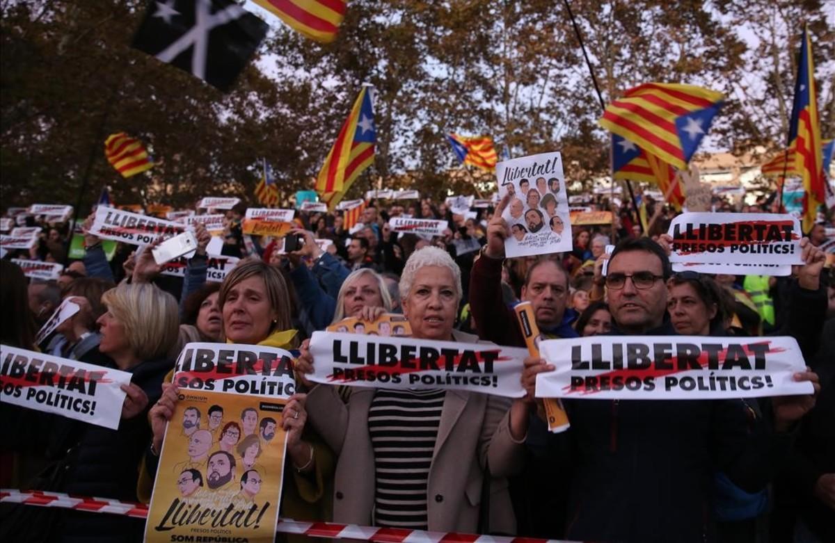 Manifestantes con carteles de ’Llibertat presos politics!