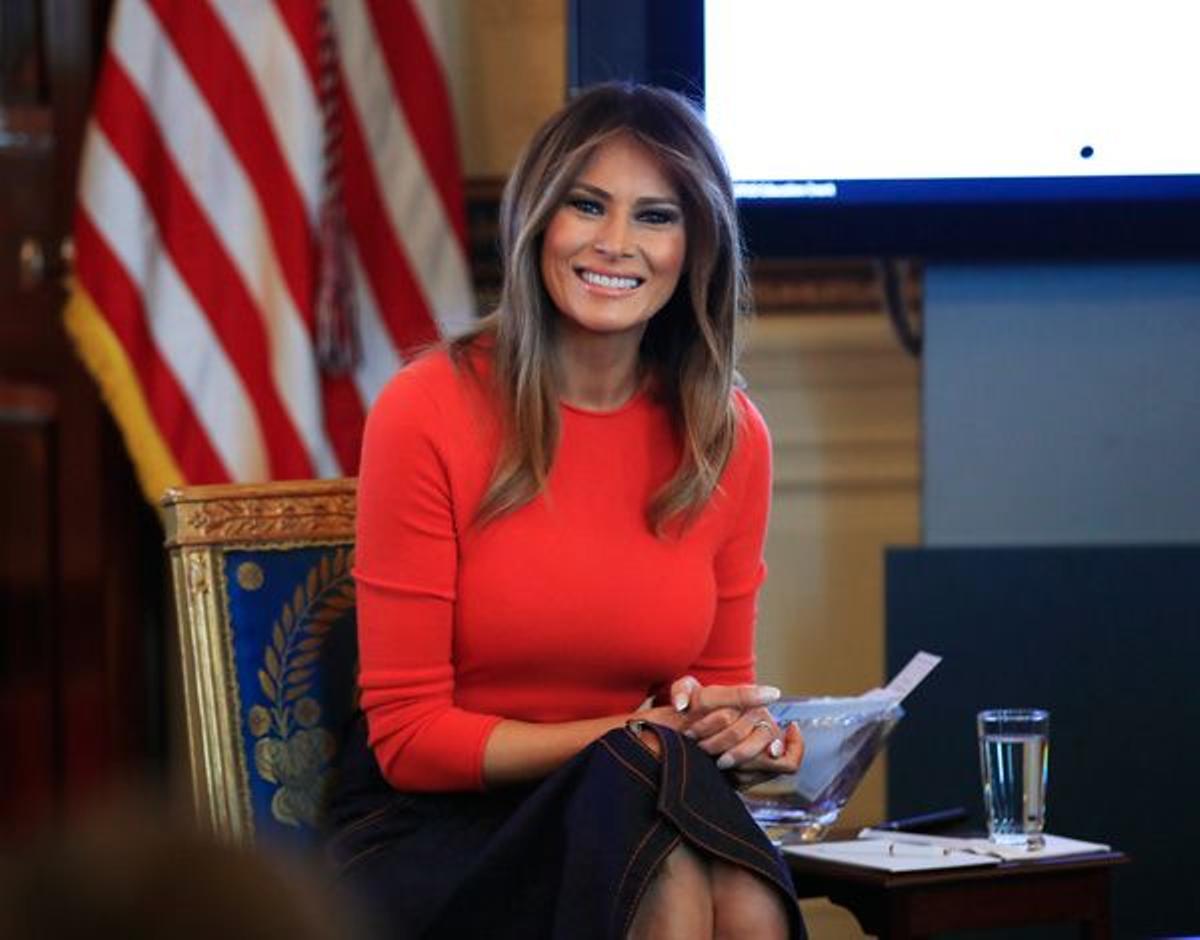 Melania Trump con falda denim de largo midi de la firma Agnona