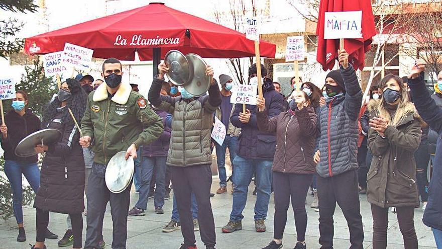 Una de les manifestacions de professionals a Puigcerdà