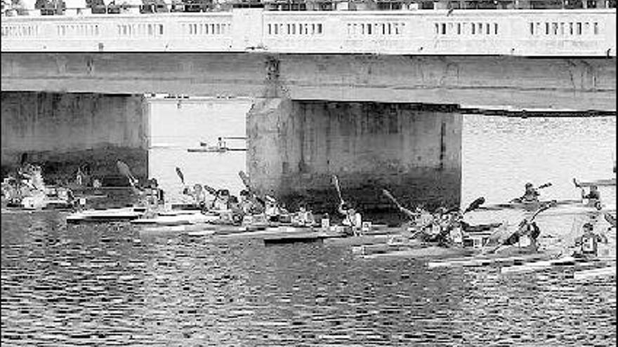 Prueba de piragüismo de los Juegos Deportivos, en la ría de Ribadesella.