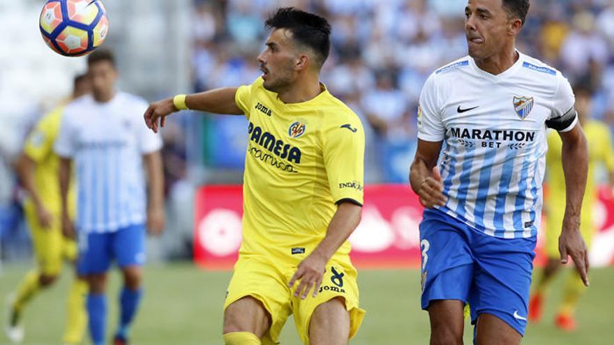 El exmalaguista Weligton corre junto a Sansone durante su último partido de blanquiazul, hace hoy un año.