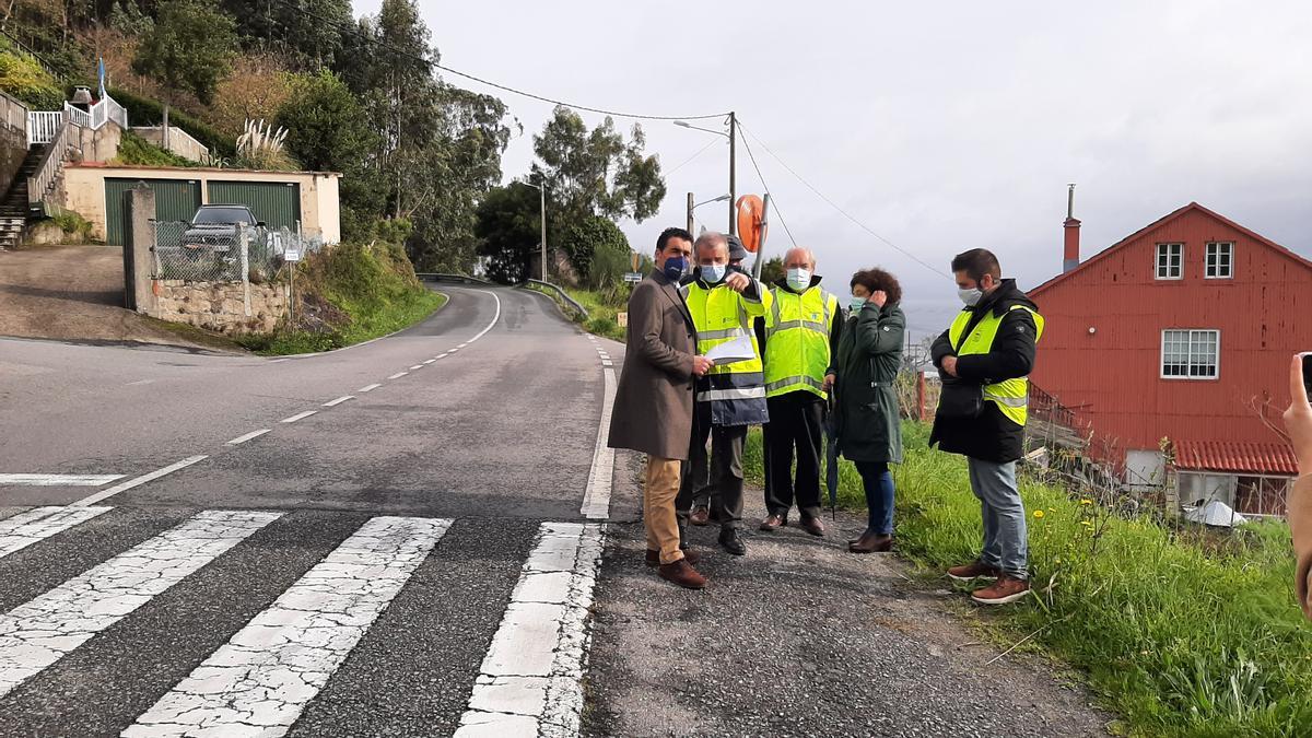Responsables de la Xunta y del Concello, hoy en la PO-315 a la altura de la Costa do Figueirón.