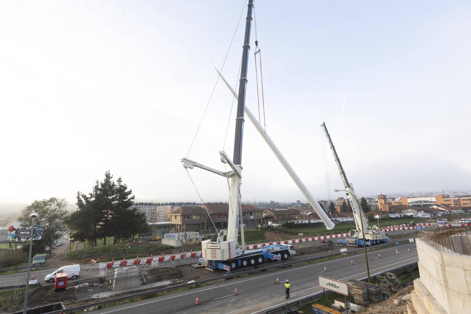 EN IMÁGENES: Así fue la instalación del mástil de 55 metros en las obras de la entrada de Oviedo