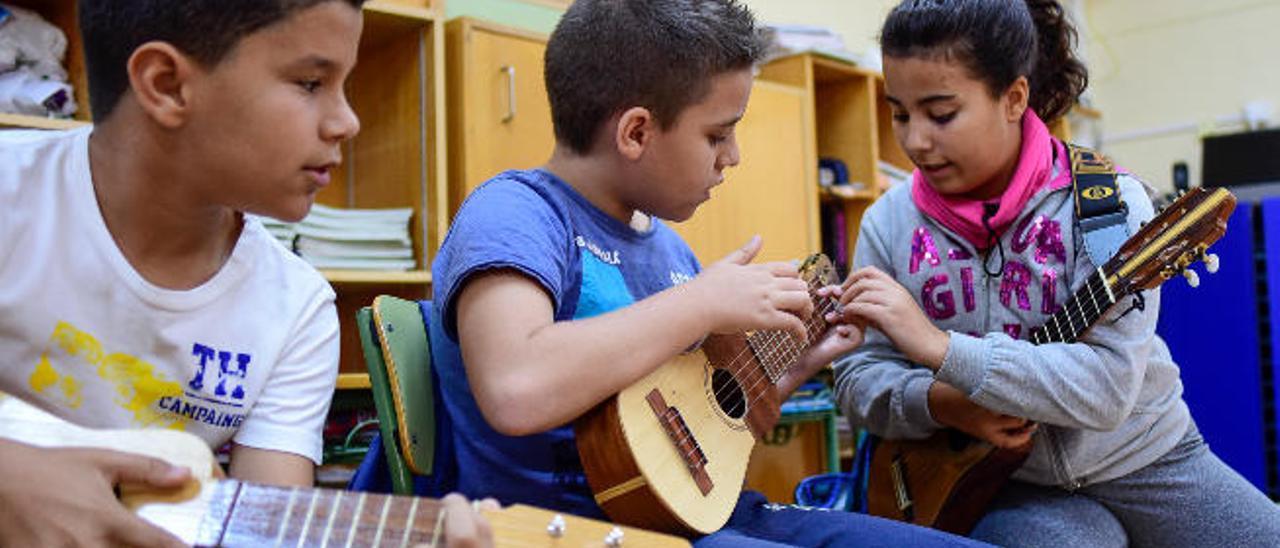 Dos alumnos aprenden algunos de los compases.