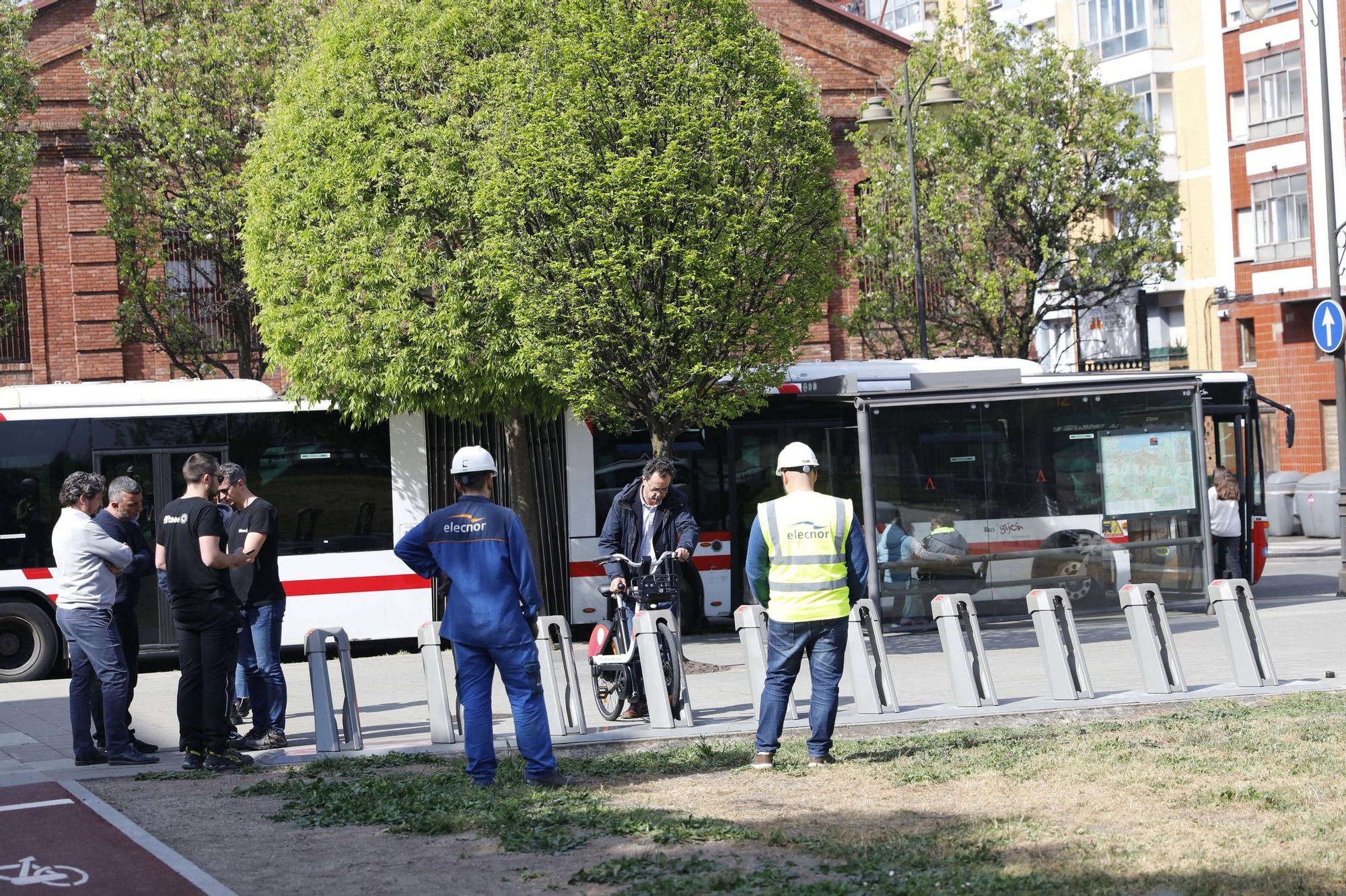 En imágenes: Arranca la instalación de las nuevas estaciones de la red de bicicletas eléctricas en Gijón