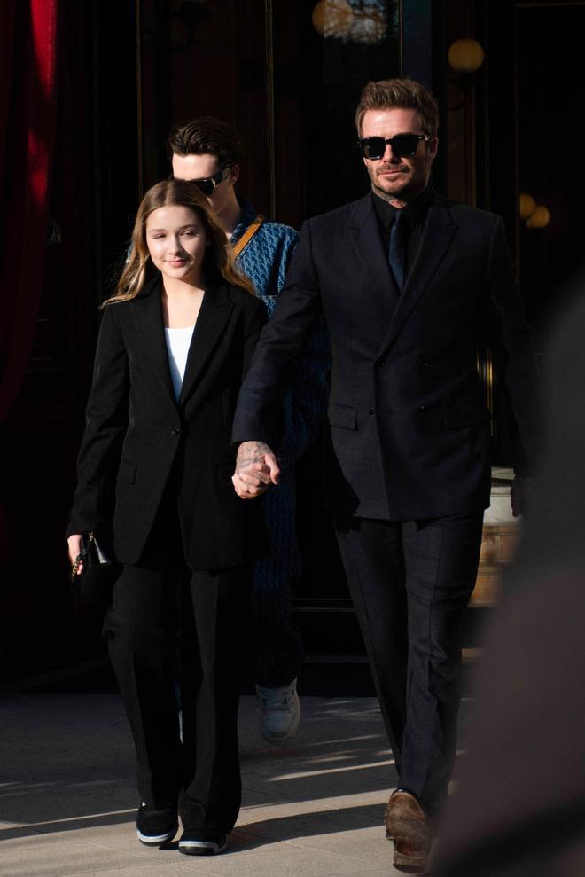 Harper Beckham y David Beckham, con traje negro