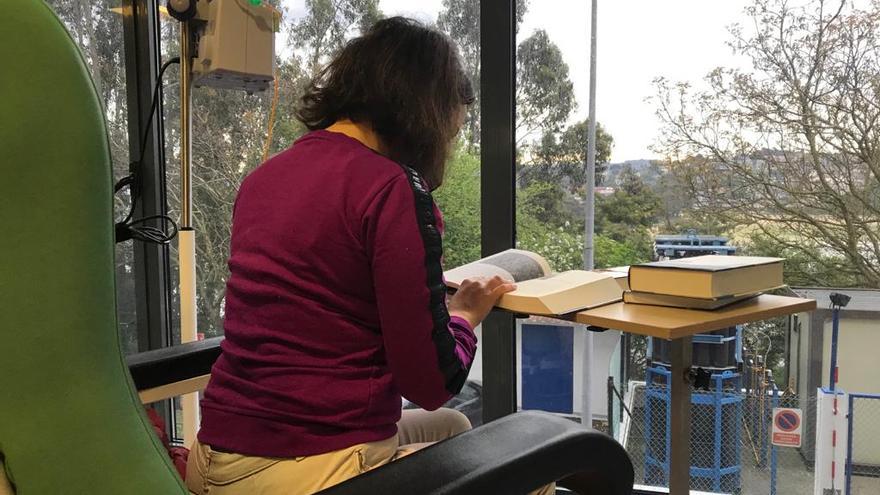 Una paciente del área sanitaria coruñesa enfrascada en la lectura de un libro.