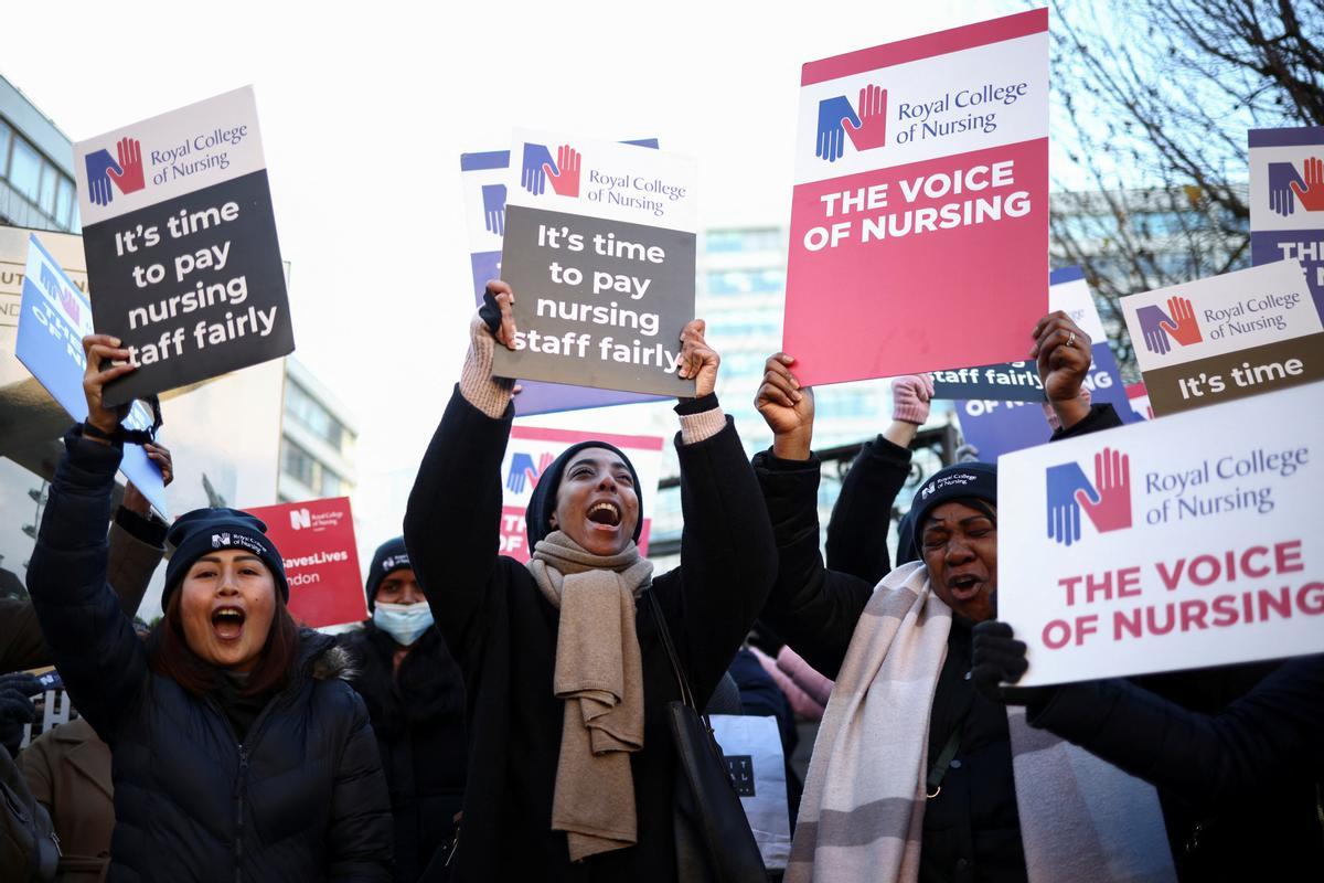 Protesta de enfermeras del sistema de salud público del Reino Unido (NHS, por sus siglas en inglés), frente al Hospital St. Thomas de Londres. Reclaman recibir un salario digno acorde con el trabajo que realizan.