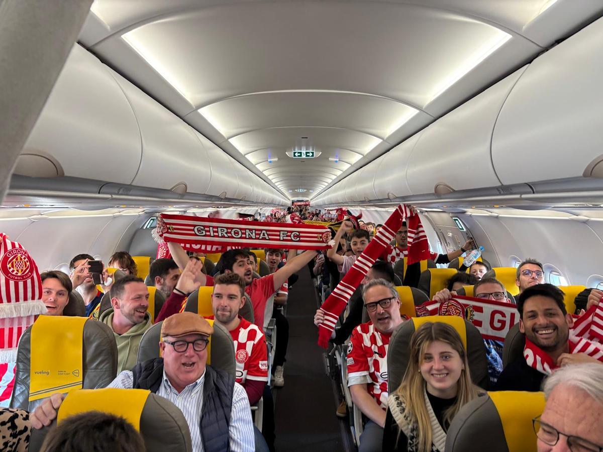 un avió cap a Milà, ple d'aficionats del Girona, aquest matí a l'Aeroport del Prat