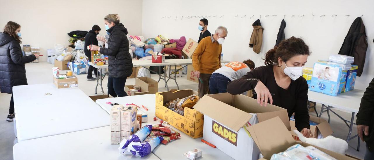 Recocida de material humanitario, ayer, en el local habilitado junto al Pabellón de Deportes de Lalín