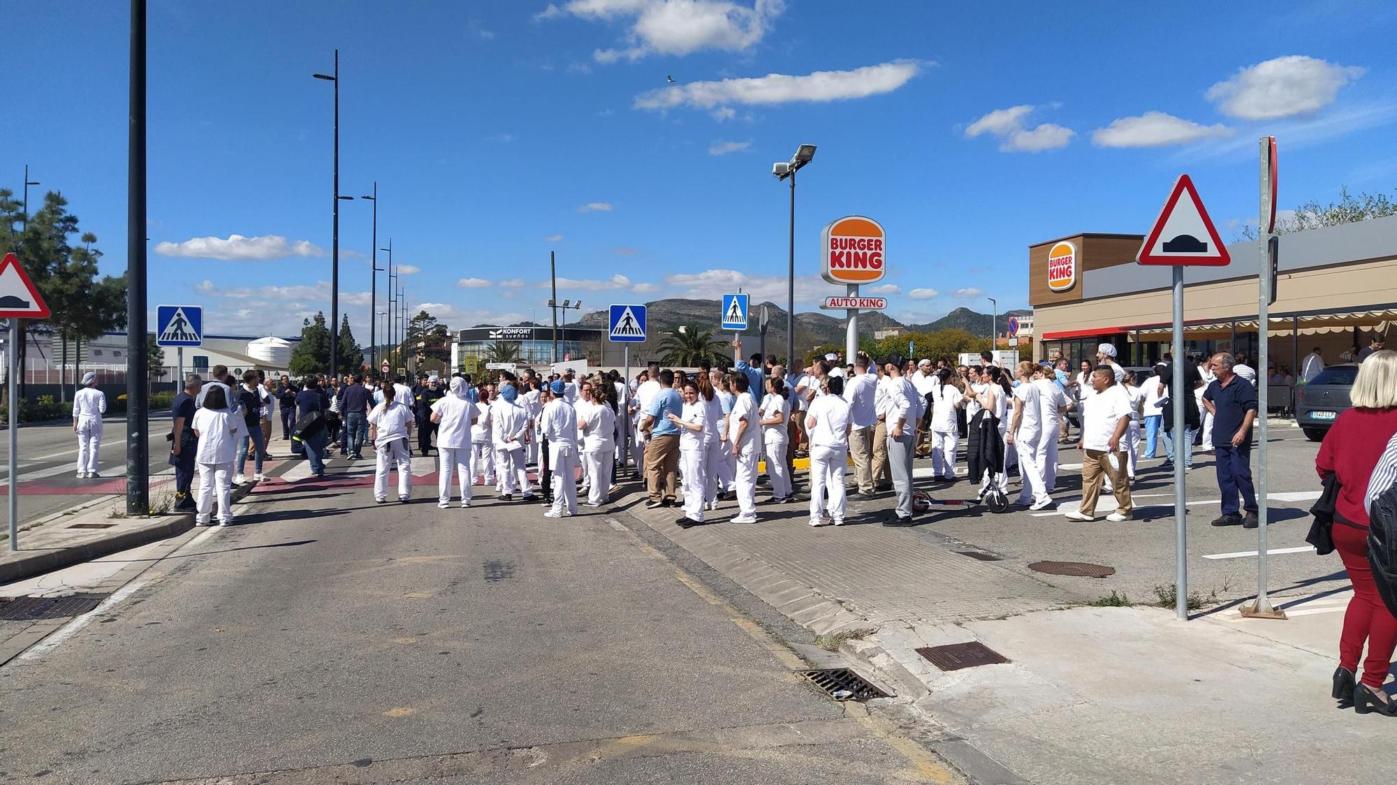 Los trabajadores de Dulcesol, ante la planta tras ser desalojados