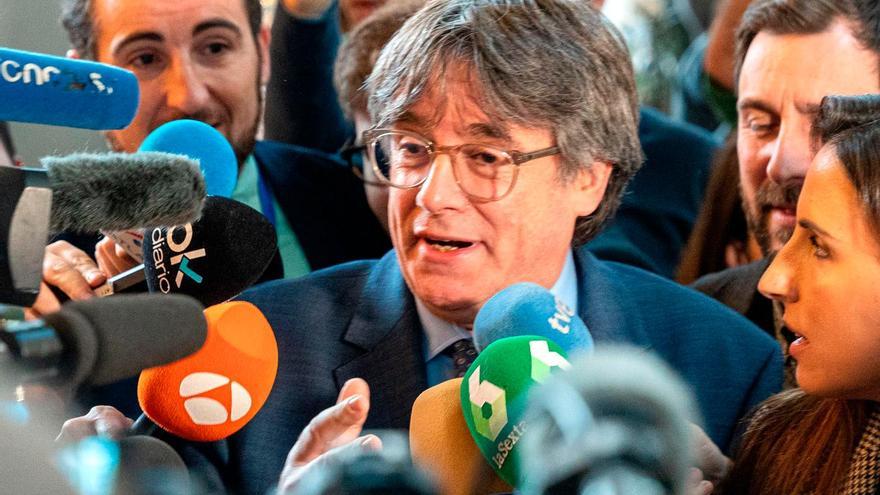 El expresidente de la Generalitat Carles Puigdemont atiende a los medios. / Álex Flores - E.P.