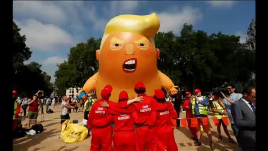 Un muñeco hinchable de Donald Trump sobrevuela el cielo de Londres
