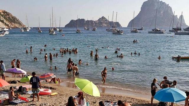 Cala d'Hort en agosto de 2020, momento de máxima ocupación turística el año pasado.