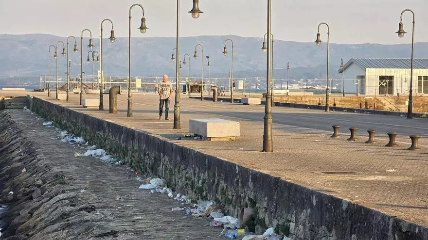 La basura de la Festa da Auga de Vilagarcía convierte la ría en un vertedero
