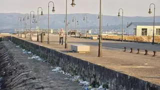 La ría sufre un vertido de ingentes cantidades de basura acumulada desde la Festa da Auga