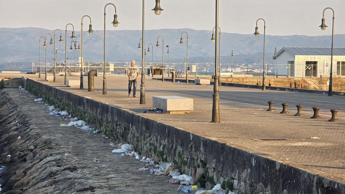 La basura de la Festa da Auga de Vilagarcía convierte la ría en un vertedero