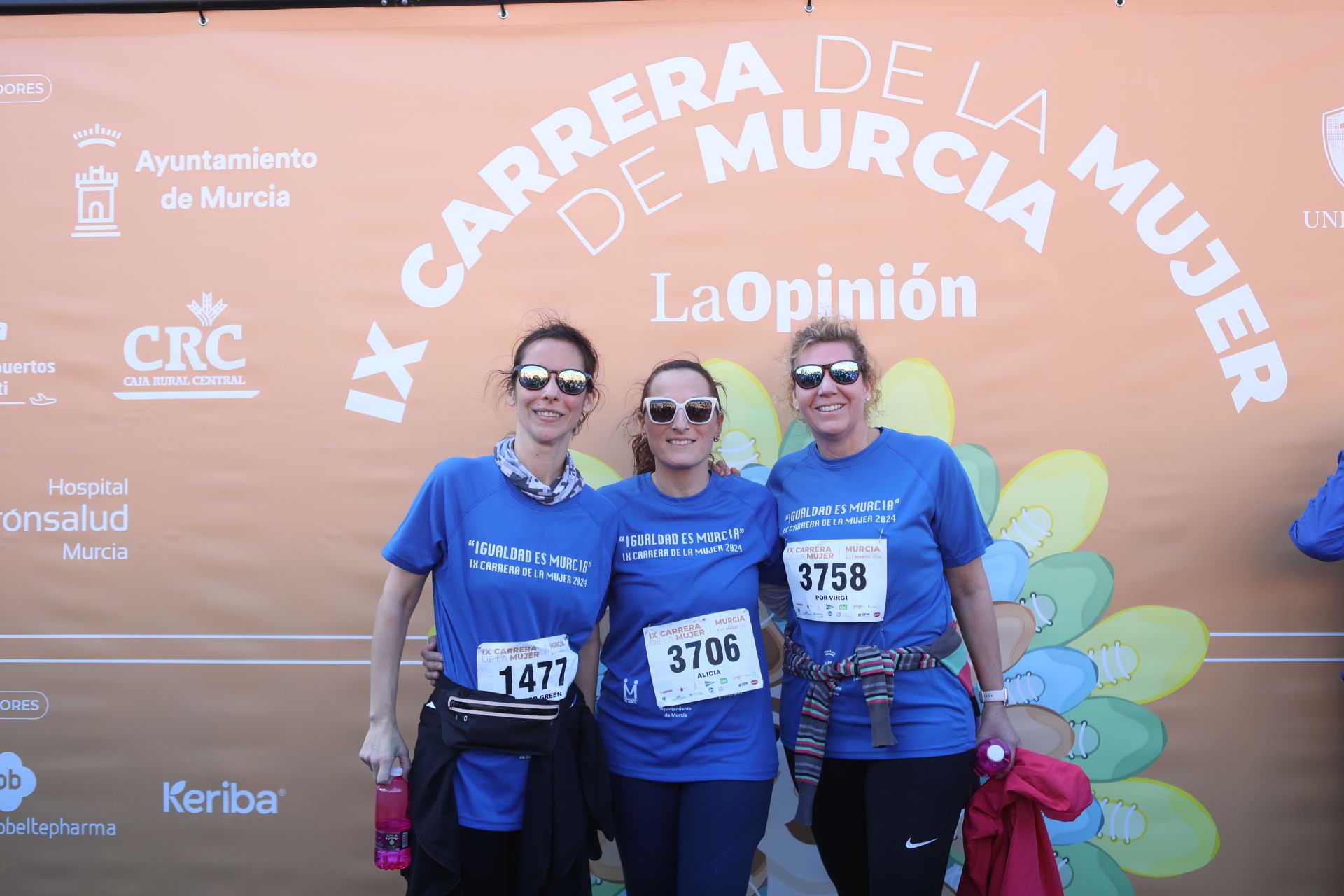 Las participantes posan en el photocall tras finalizar la Carrera de la mujer de Murcia