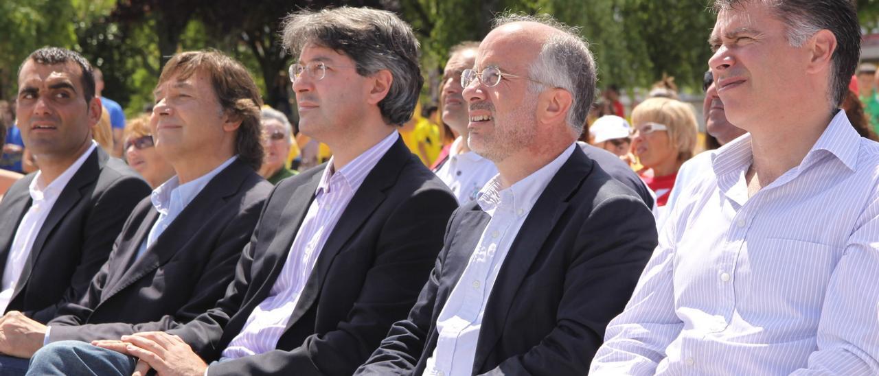 Diego Portela (1º por la izquierda) cuando se presentó, hace una década, la Liga Gallega de Traineras. En el centro, el alcalde José Cacabelos.