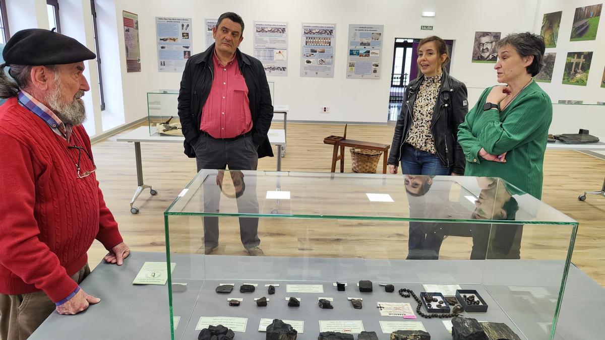 El fotórgrafo Juajo Arrojo habla con Samuel González, de la asociación, la edil Rocío Vega y María Pérez