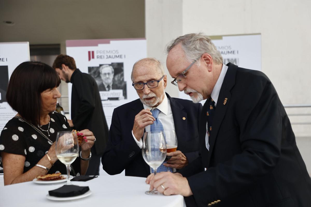 El doctor José Mir, cirujano emérito de La Fe, y William Grisolía, hijo del fundador de los Premios Jaume I, Santiago Grisolía.