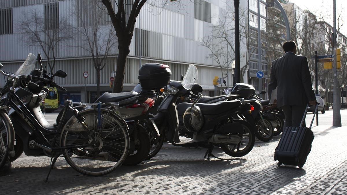 Motocicletas aparcadas en la acera