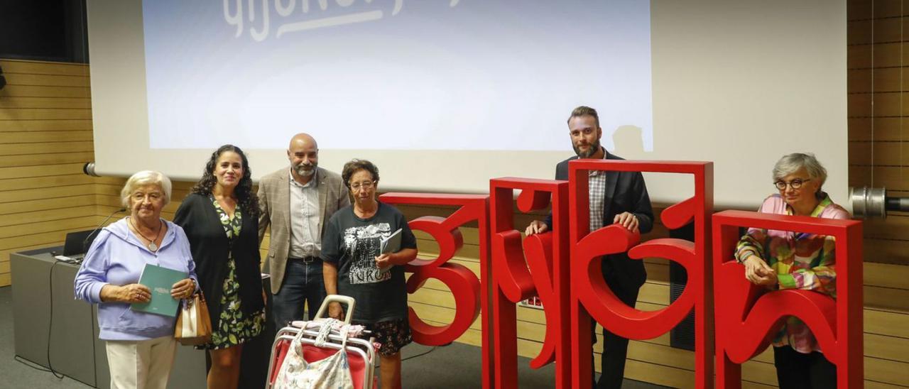 Por la izquierda, Leri Álvarez, Raquel Garrote, Santos Tejón, Beatriz Fernández, Daniel Martínez y Ana González, ayer, tras la presentación del nuevo principio de «Gijonomía» en la antigua Escuela de Comercio. | Marcos León