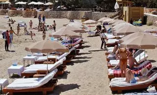 Concesionarios de playa y ‘rent a car’ de Ibiza, pendientes de la apertura hotelera