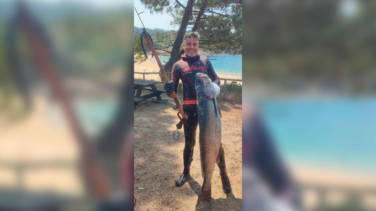 El asturiano, con el ejemplar y su fusil de pesca submarina.