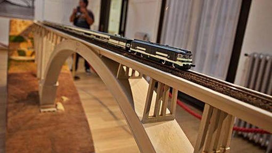 Maqueta del viaducto que se expone desde hoy en Madrid.