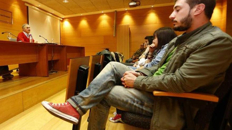 Participantes en la ponencia de Bastida (a la izquierda de la fotografía), ayer, en el Centro de Servicios Universitarios.