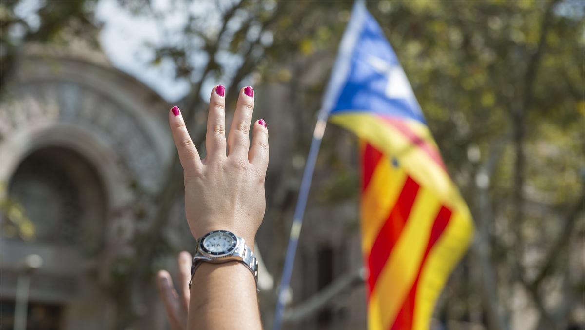 Centenares de personas participan en la protesta convocada ante el Tribunal Superior de Justicia de Cataluña