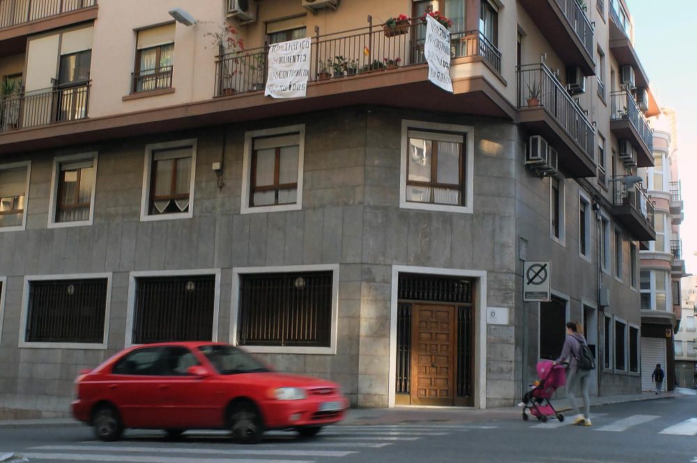 Pancartas en la calle Ángel contra el aumento del