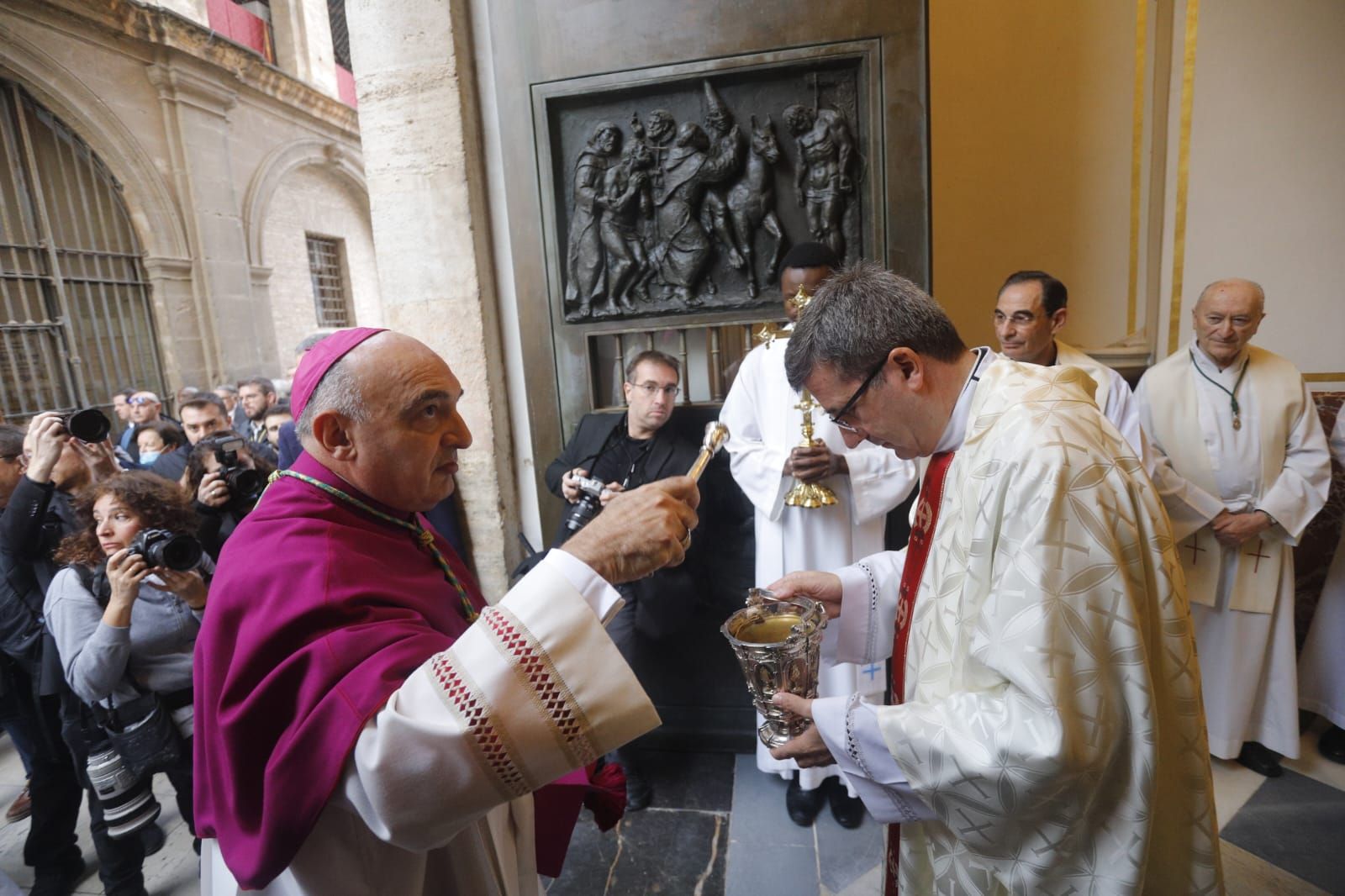 El nuevo arzobispo de València toma posesión en la catedral