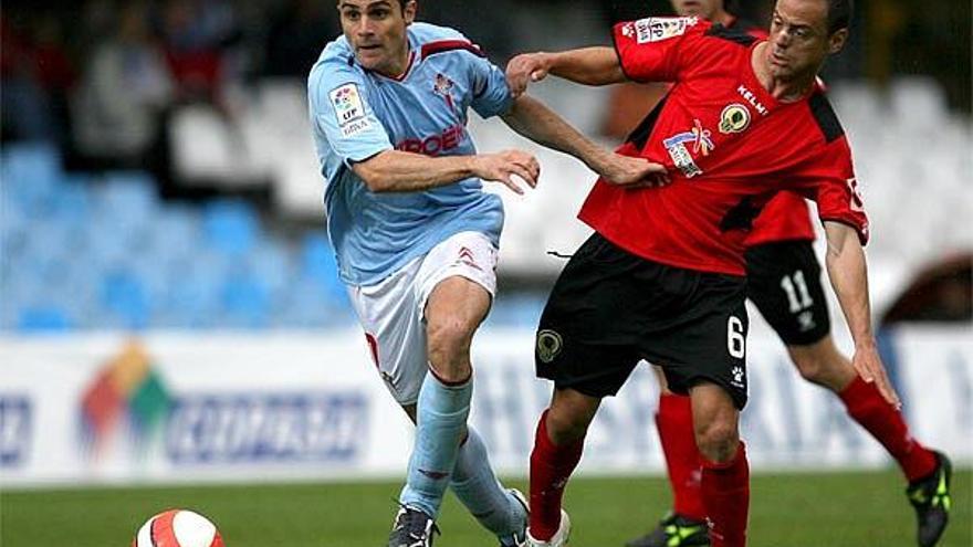 Antonio Núñez avanza con el balón ante la oposición del Farinós en el duelo ante el Hércules en Balaídos