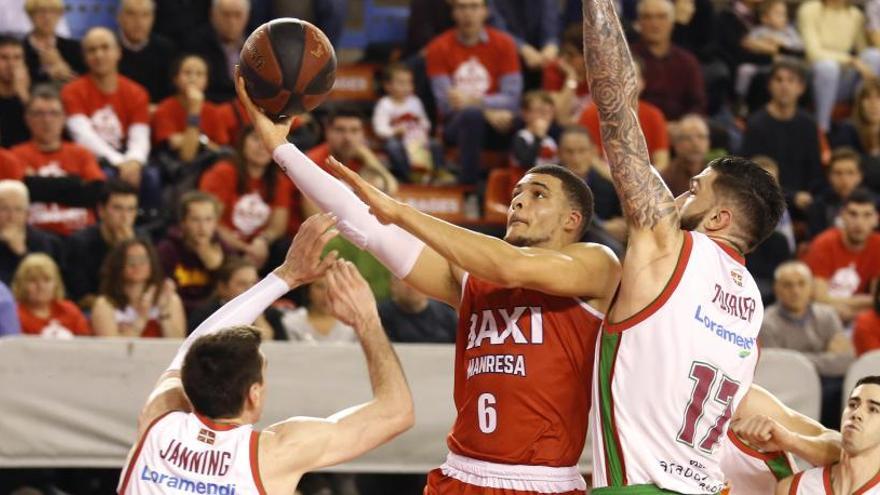 Lundberg entrant a cistella en el Baxi-Baskonia al Congost (66-82)