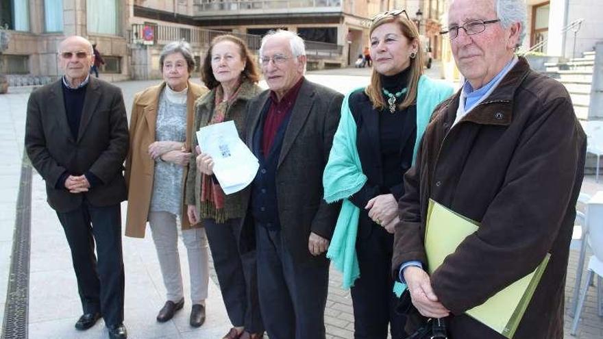 Por la izquierda, Hermenegildo Fernández, Berta García-Barrosa, Ramona María Menéndez, José Manuel Feito, María Teresa Álvarez y José Manuel García.