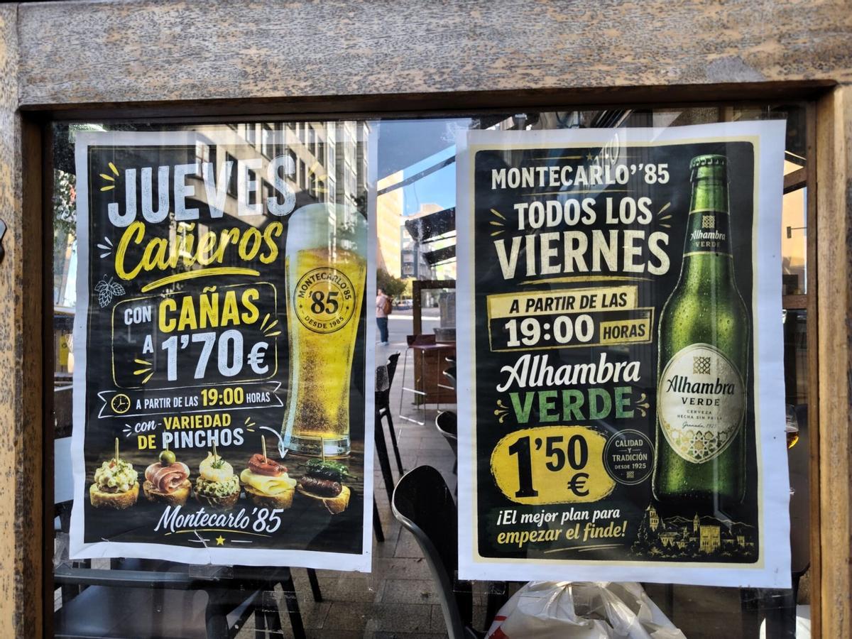 Los carteles que anuncian la cerveza a bajo precio en el Montecarlo 85 del barrio de A Gaiteira.