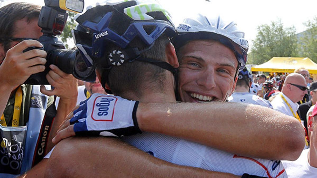 Marcel Kittel (derecha), tras ganar una nueva etapa del Tour del centenario