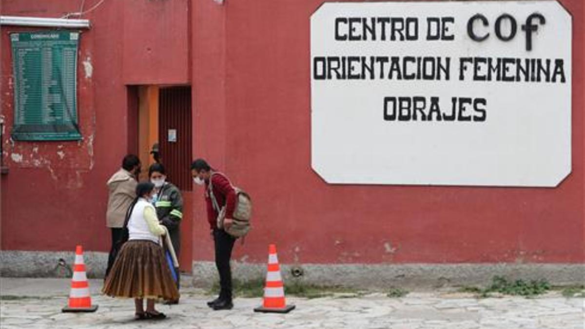 Personas esperan frente al Centro de Orientación Femenina de Obrajes en La Paz (Bolivia).