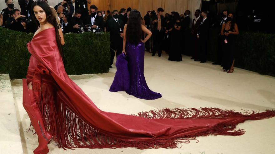 Rosalía lleva el mantón de Manila a la Gala Met 2021 de Nueva York.