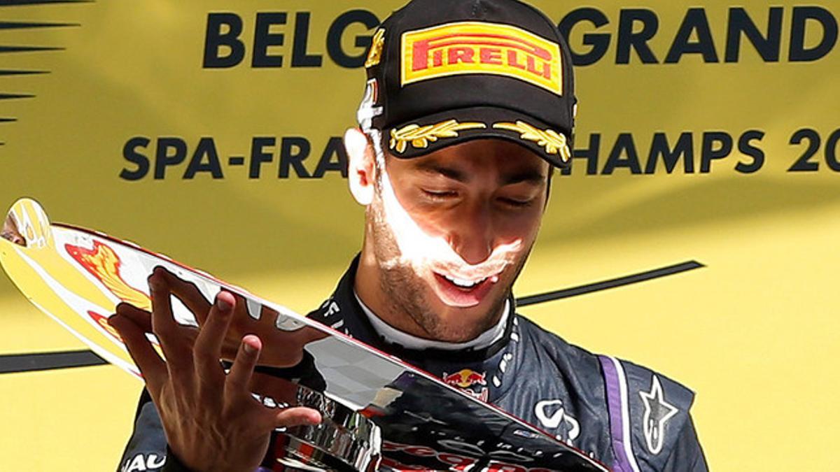 El piloto australiano Daniel Ricciardo, con el trofeo del GP de Bélgica, en el podio de Spa