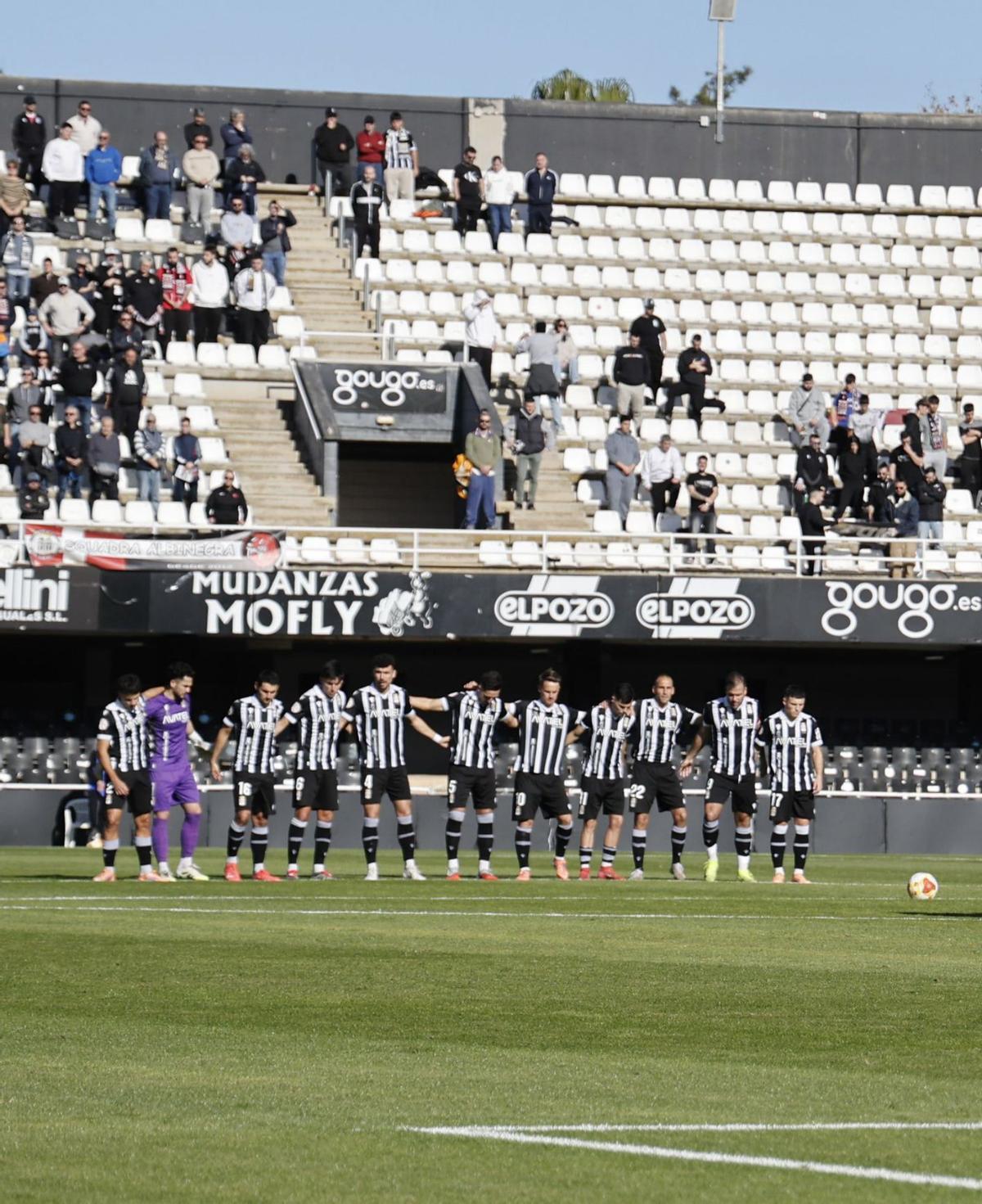 El Cartagena forma con la grada del Cartagonova detrás semivacía. | IVÁN URQUÍZAR