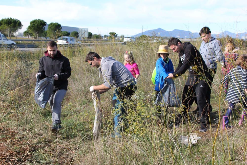 La gent del Far d''Empordà surt a netejar l''entorn.