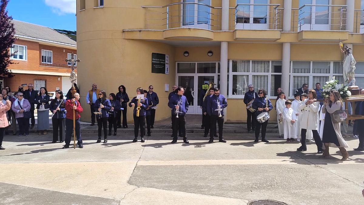 El Resucitado a su encuentro con su Madre, mientras toca una pieza la Banda de Música.