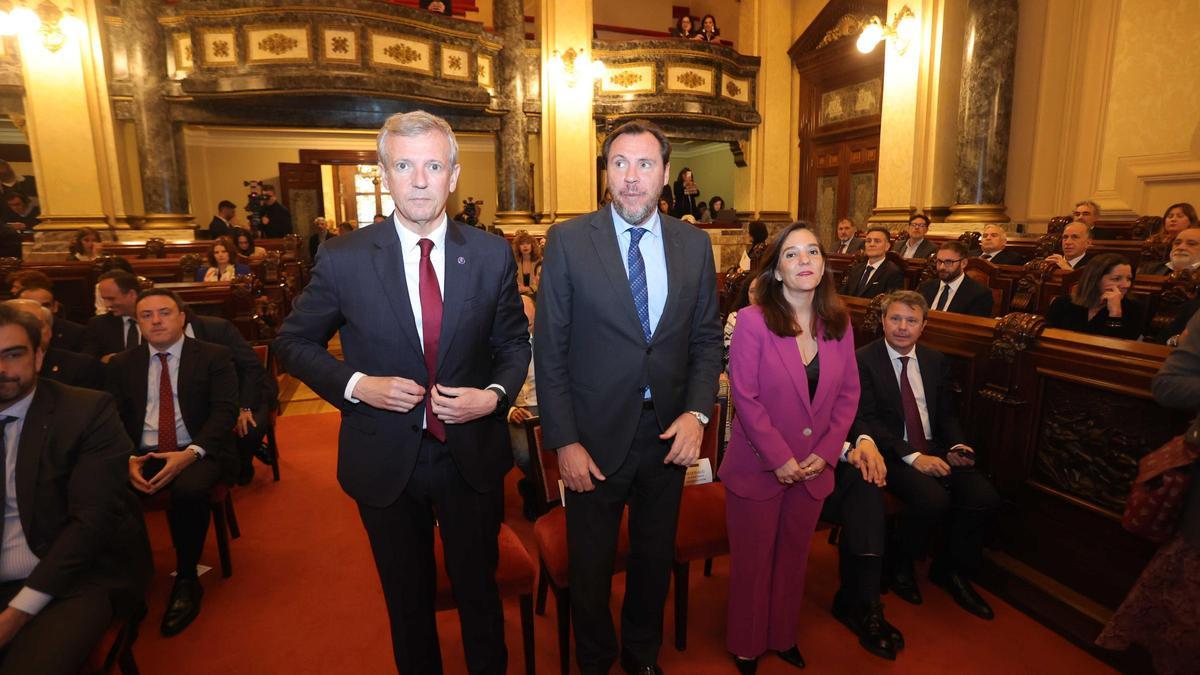 El presidente de la Xunta, el ministro de Transportes y la alcaldesa, este jueves en María Pita