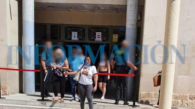 Dakota Tárraga de 'Supervivientes', a la salida del juzgado de Alicante. DELGADO