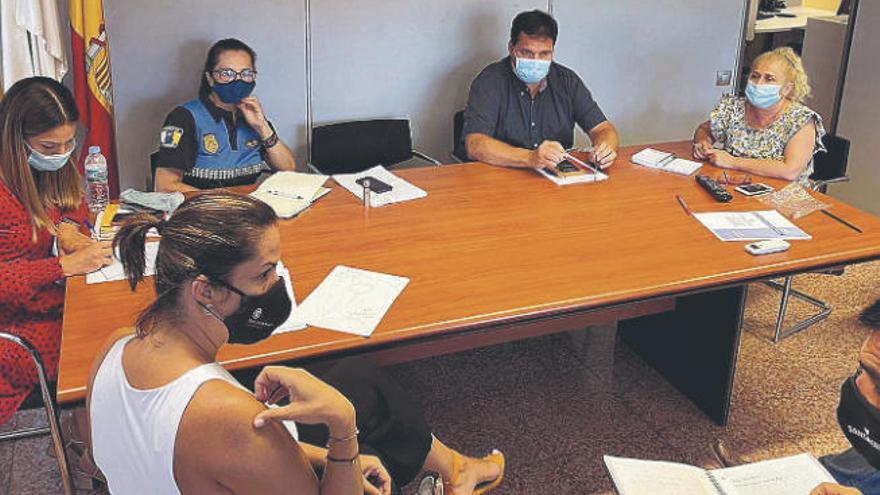 Evelyn Alonso, en primer término, y la concejala de Anaga, a la derecha, en la reunión sobre el control en la playa.